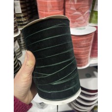 Оксамитова стрічка "1,5 см" темно зелена рулон 45 метрів