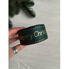 Репс  " Merry Christmas снежинки и падуб  "  4 см темно зеленый        рулон 22.5 метра