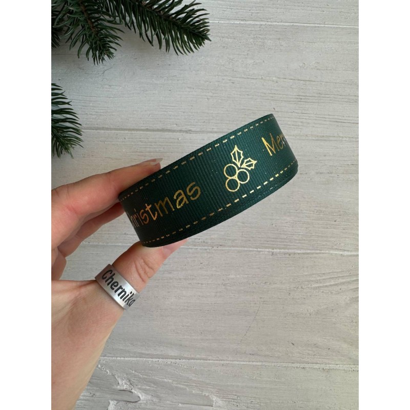 Репс  " Merry Christmas,  снежинки и падуб "  2,5 см темно зеленый       рулон 22.5 метра