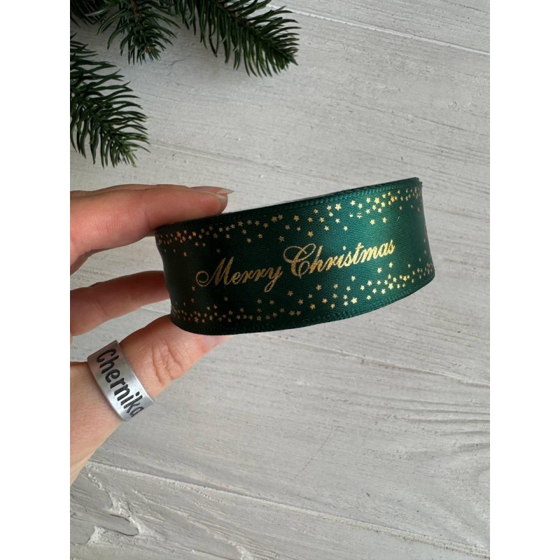 Атлас " Merry Christmas з зірочками   "  2,5 см  темно зелений    рулон 22.5 метри