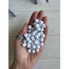 Намистини  " Куб Грановані матові  " 10 мм, білі  500 грамів