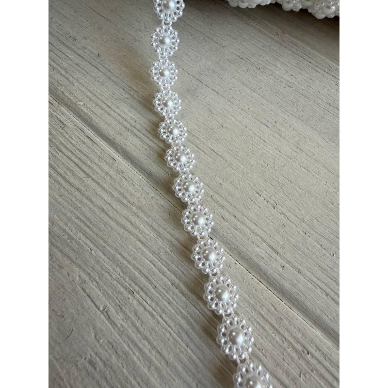 Серединка на нитці " Квіточка "  біла 25 ярдів