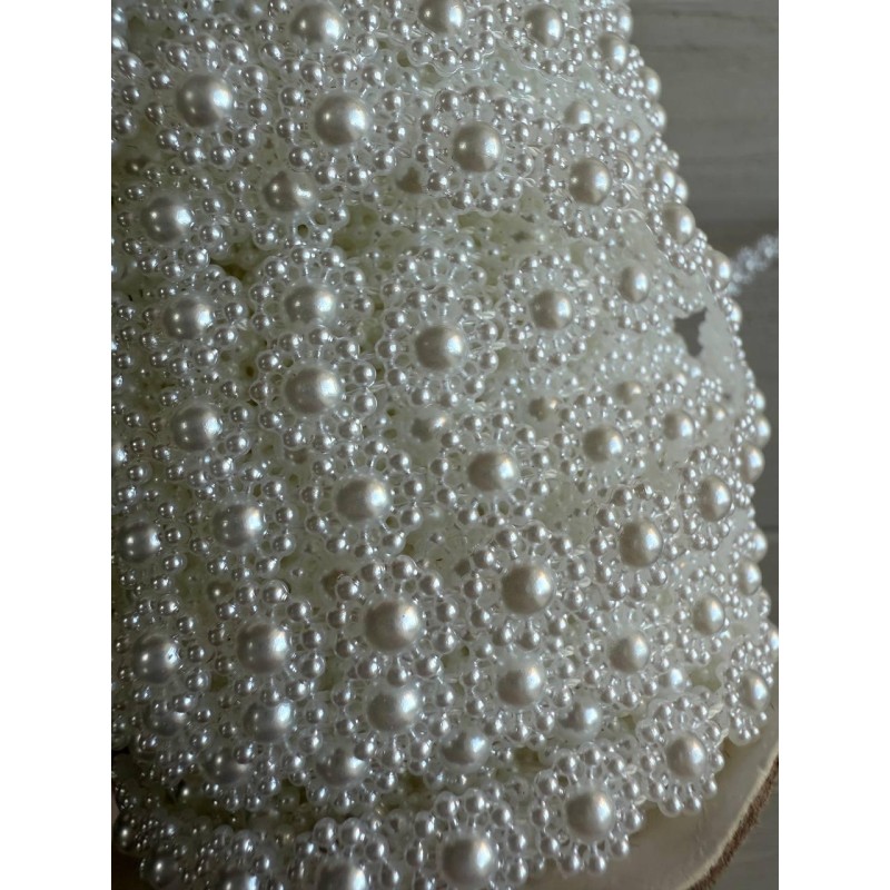 Серединка на нитці " Квіточка "  біла 25 ярдів