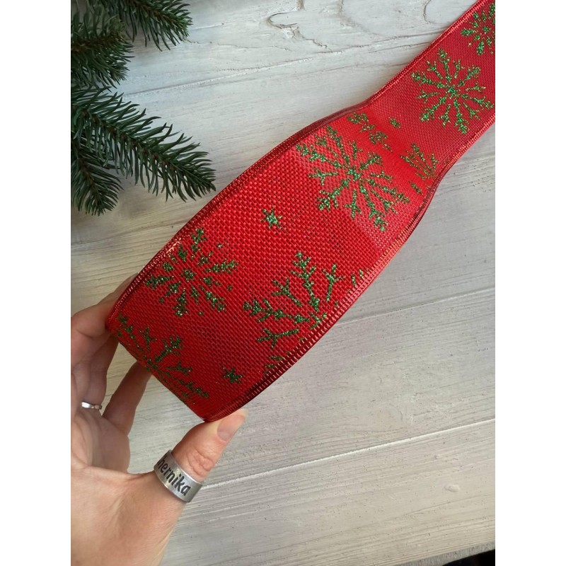 Стрічка новорічна 6,3 см "Сніжинки зелені на мішковині" , червона 19 метрів