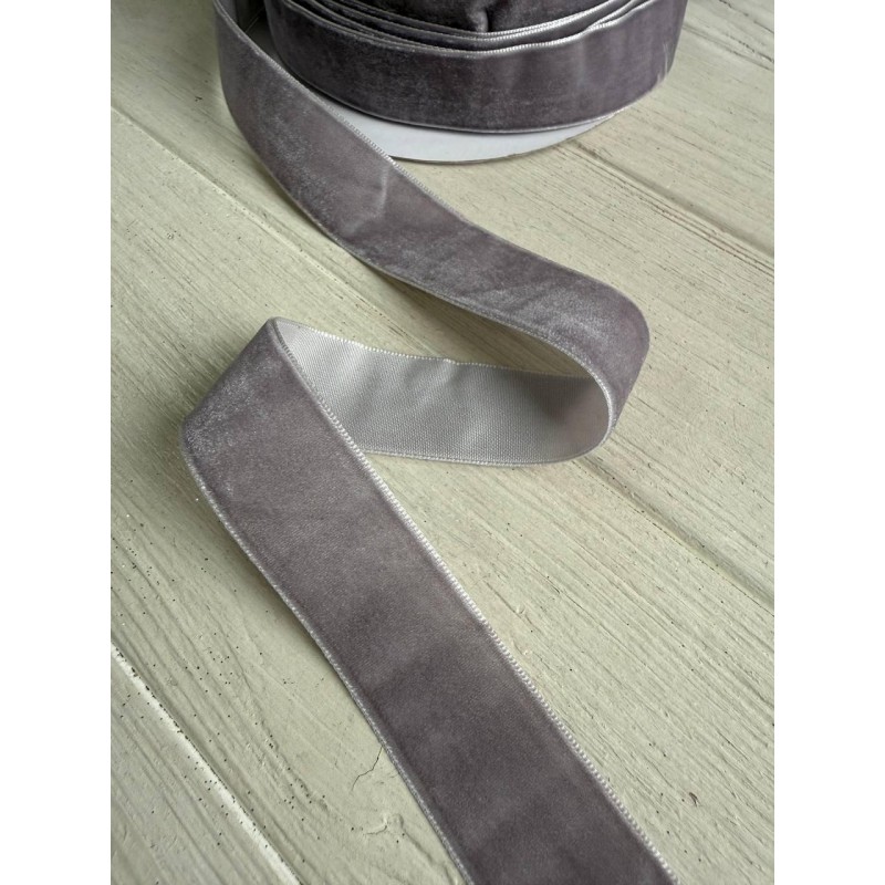 Стрічка оксамитова " 2.5 см " сіро коричневий 45 метрів