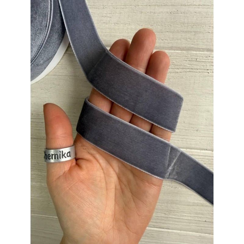 Стрічка оксамитова " 2.5 см " сіра 45 метрів