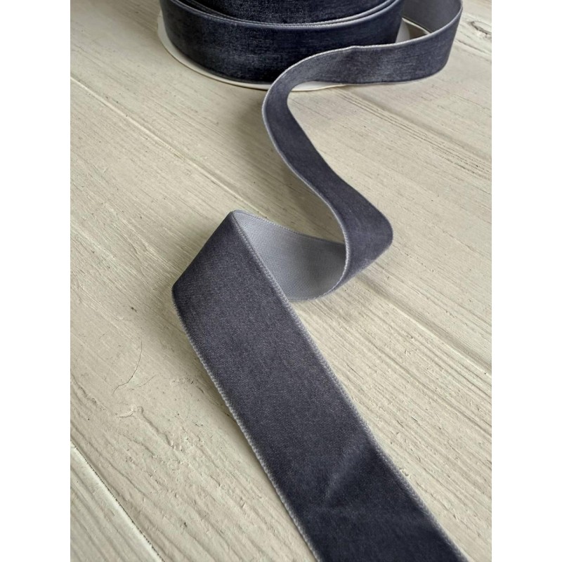 Стрічка оксамитова " 2.5 см " сіра 45 метрів