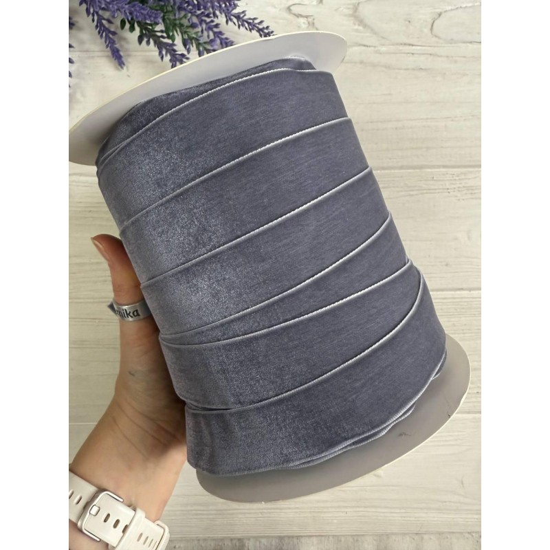 Стрічка оксамитова " 2.5 см " сіра 45 метрів