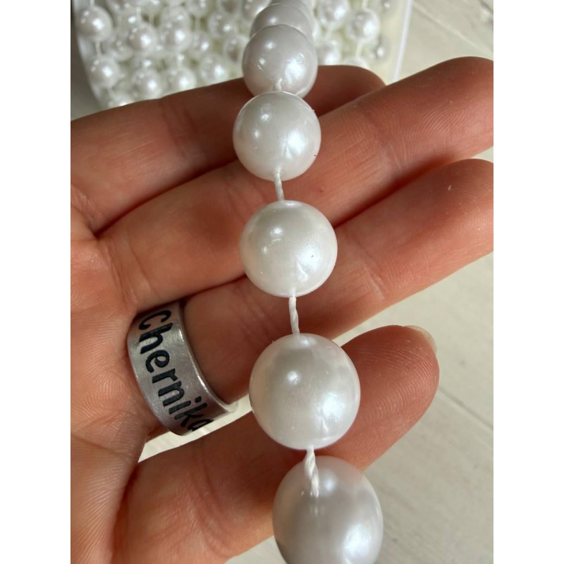 Намистини на нитці " 12 мм " теплий білйі котушка 7 метрів