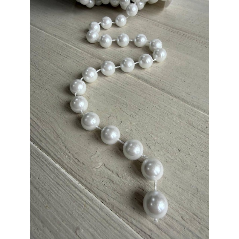 Намистини на нитці " 12 мм " теплий білйі котушка 7 метрів