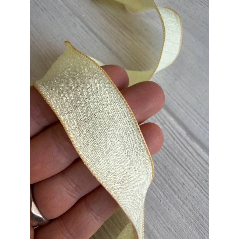 Лента  2,5 см " Волна " молочная 9 метров