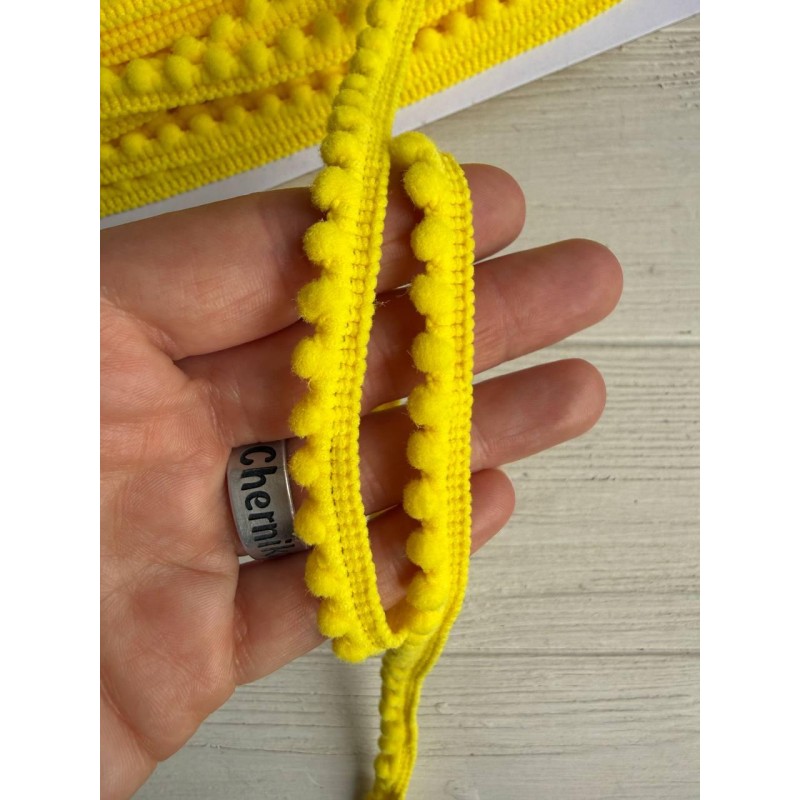 Тесьма " Мелкие помпоны " желтая 22,5 метра