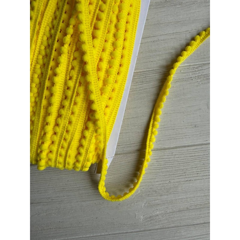 Тесьма " Мелкие помпоны " желтая 22,5 метра