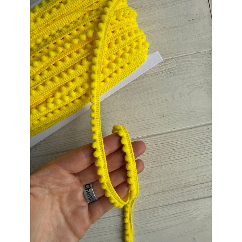 Тесьма " Мелкие помпоны " желтая 22,5 метра