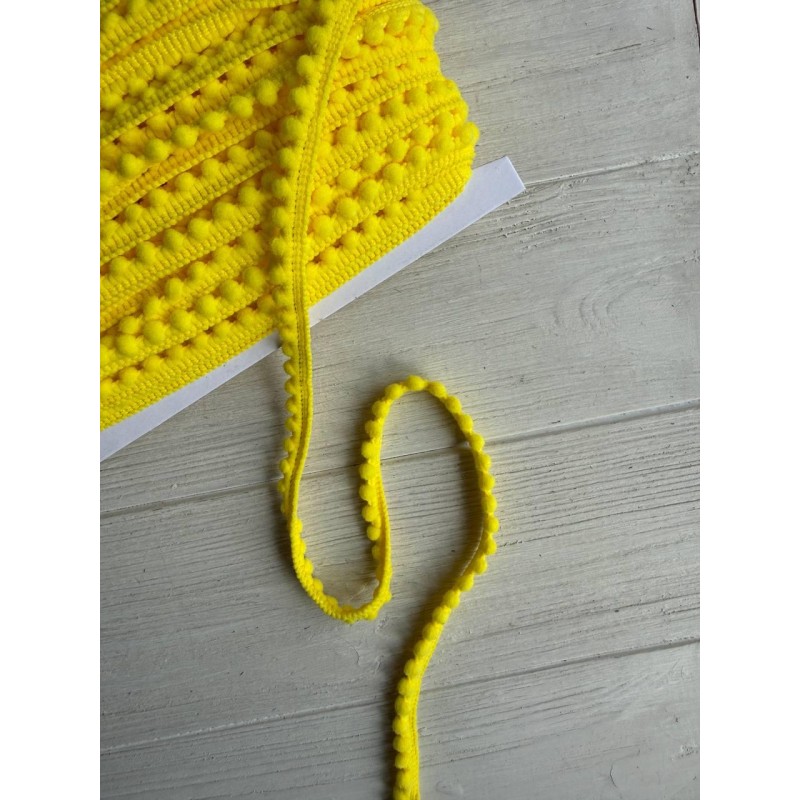 Тесьма " Мелкие помпоны " желтая 22,5 метра