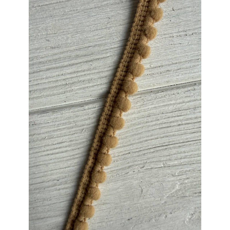 Тесьма  " Мелкие помпоны " коричневая 22,5 метра