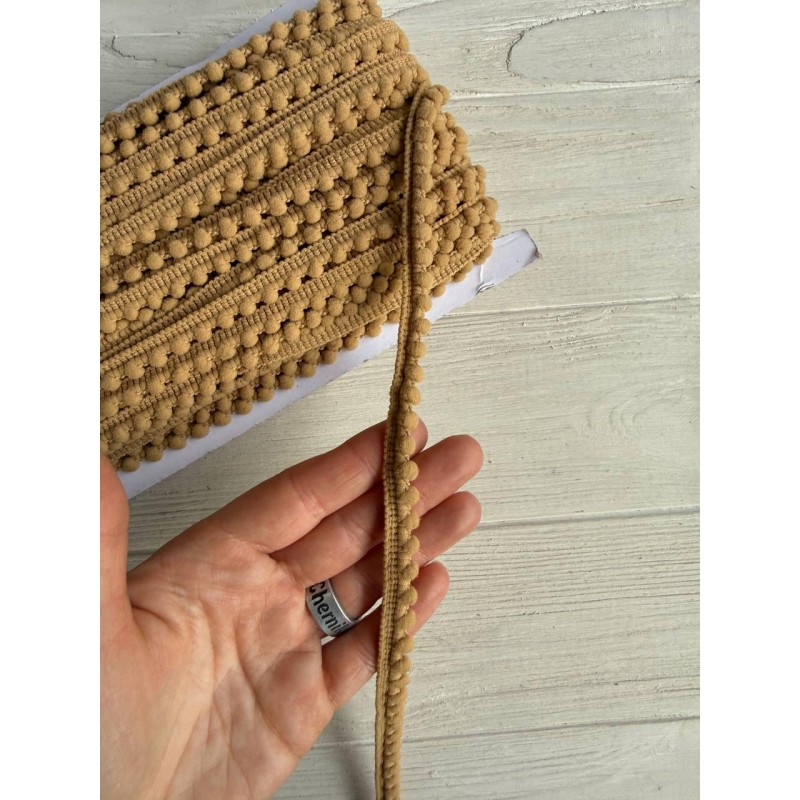 Тесьма  " Мелкие помпоны " коричневая 22,5 метра