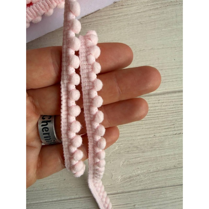 Тесьма " Мелкие помпоны " бледно розовая  22,5 метра