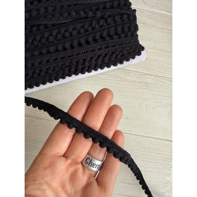 Тесьма  " Мелкие помпоны " черная 22,5 метра