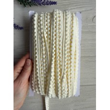 Тесьма " Мелкие помпоны " бежевая 22,5 метра