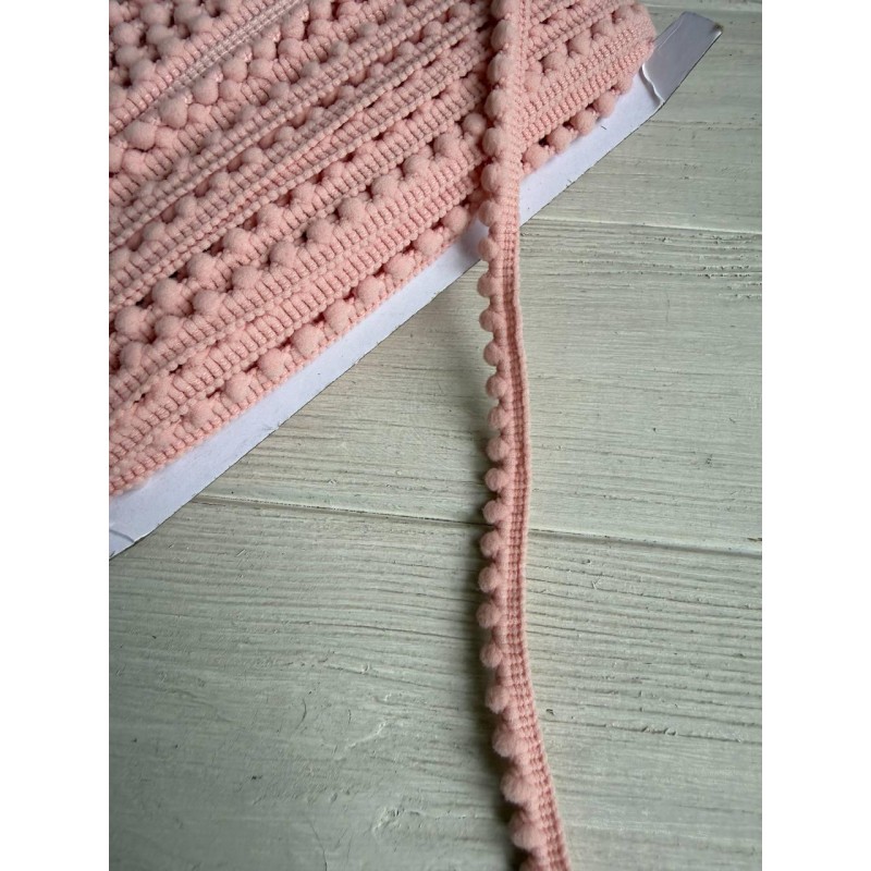 Тесьма  " Мелкие помпоны " пудра 22,5 метра