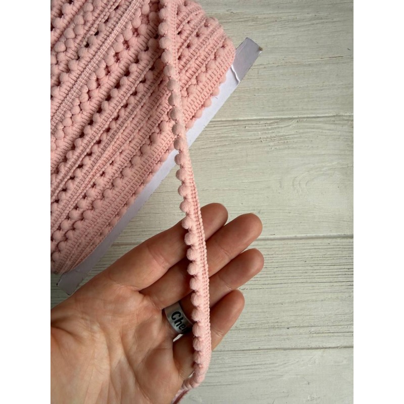 Тесьма  " Мелкие помпоны " пудра 22,5 метра