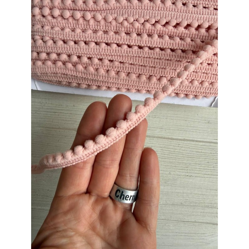 Тесьма  " Мелкие помпоны " пудра 22,5 метра