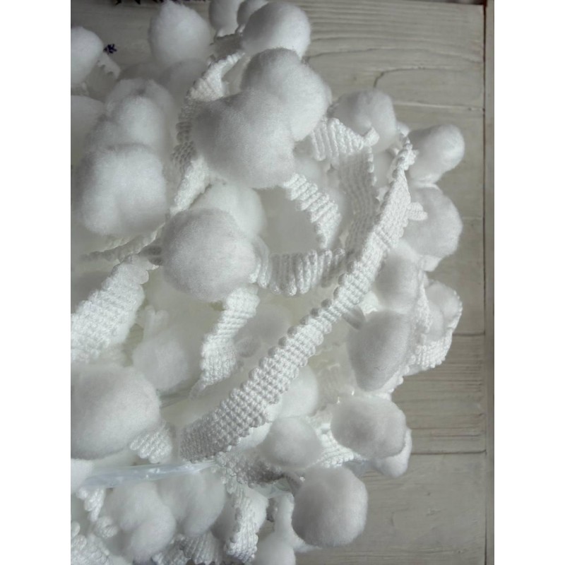 Тасьма з крупними помпонами " 15002 "біла 18 метрів