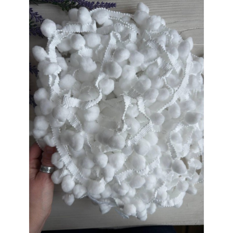 Тасьма з крупними помпонами " 15002 "біла 18 метрів