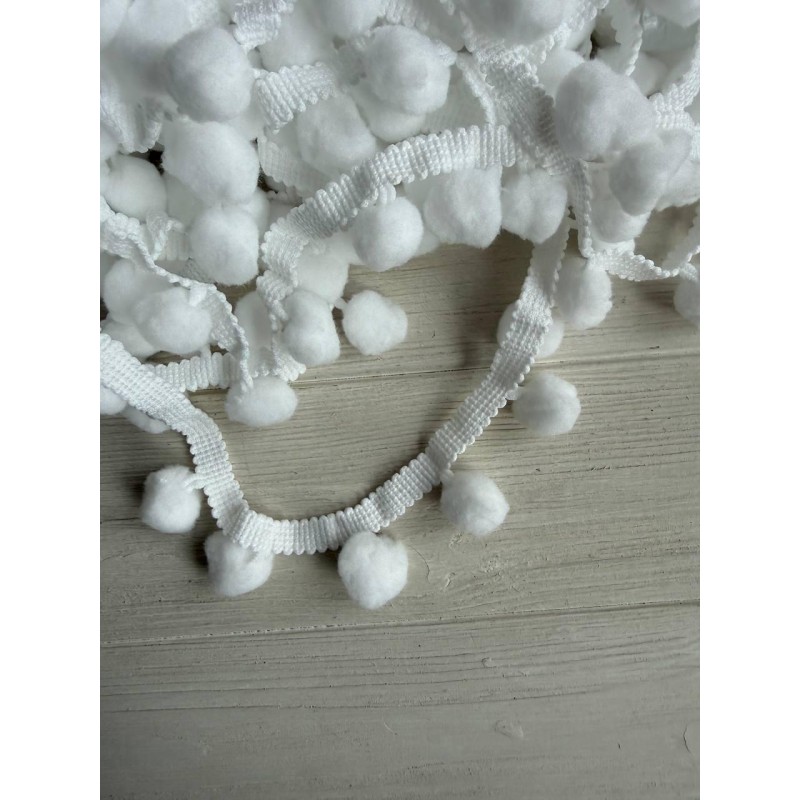 Тасьма з крупними помпонами " 15002 "біла 18 метрів