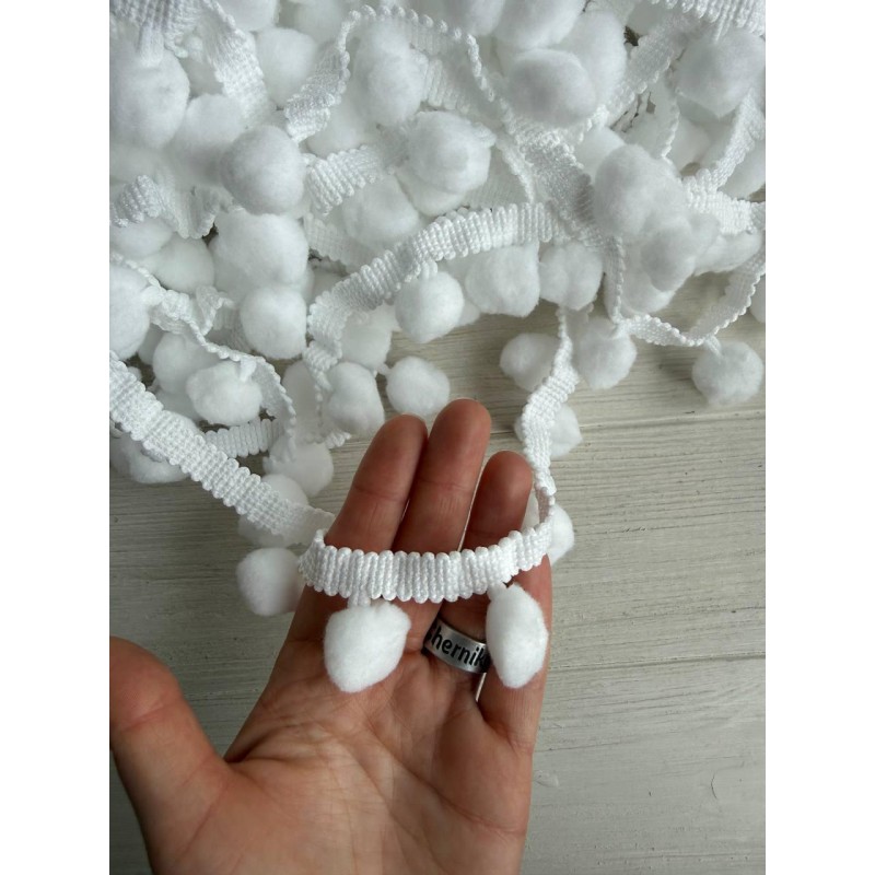 Тасьма з крупними помпонами " 15002 "біла 18 метрів