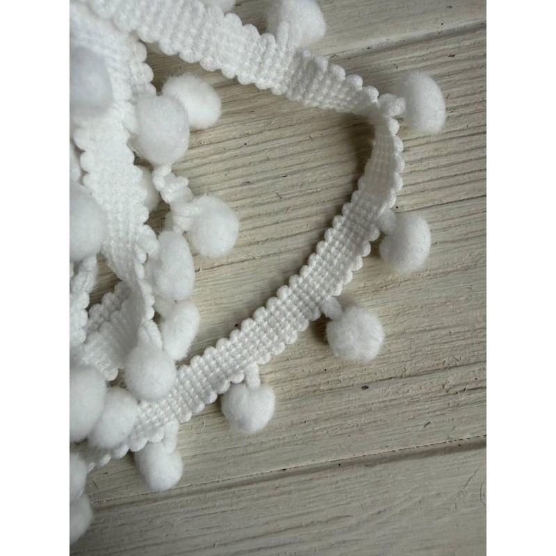 Тесьма с помпонами " 15001 " белая  18 метров