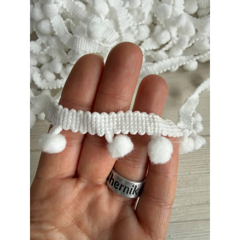 Тесьма с помпонами " 15001 " белая  18 метров