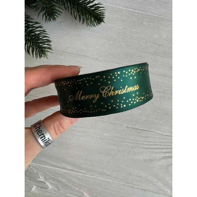 Атлас " Merry Christmas  со звездами  "  2,5 см  темно зеленый       рулон 22.5 метра