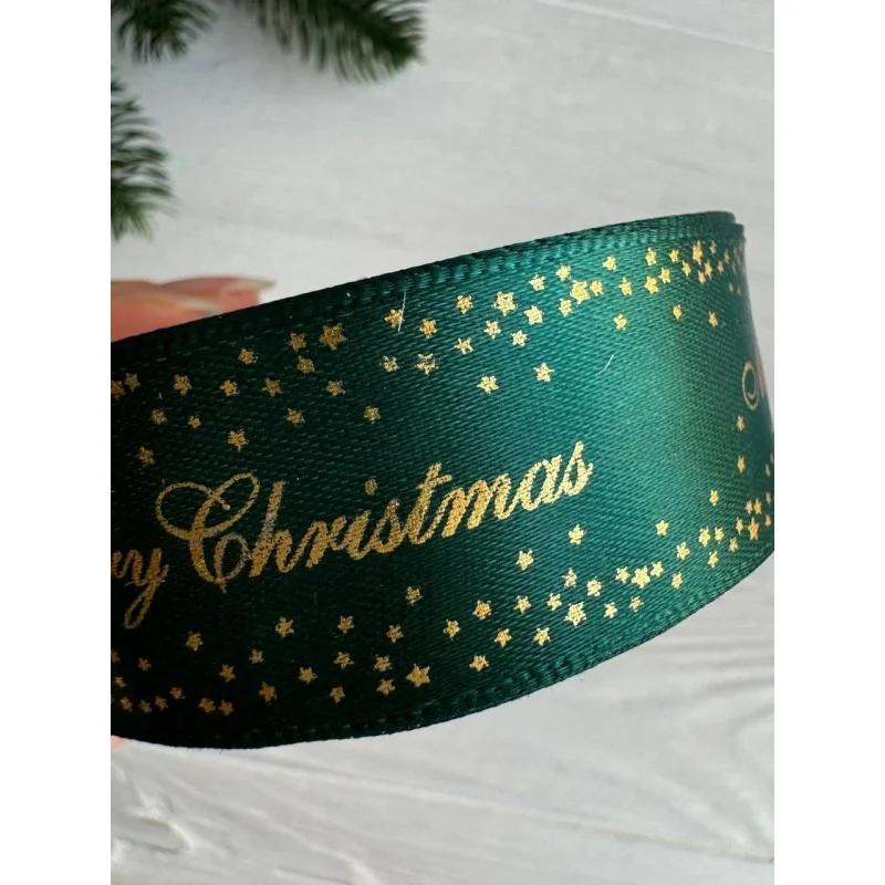 Атлас " Merry Christmas  со звездами  "  2,5 см  темно зеленый       рулон 22.5 метра
